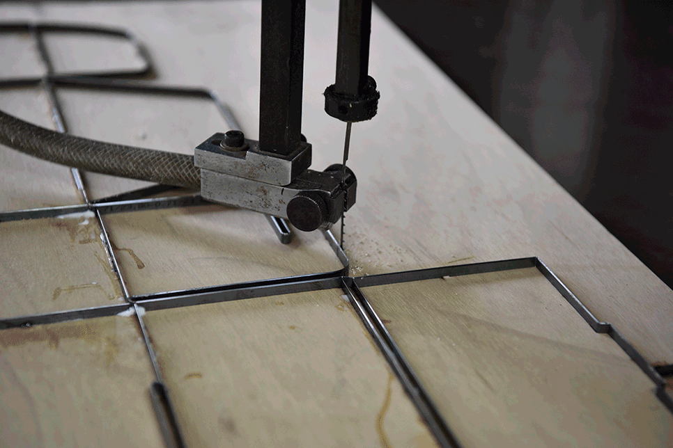 목형을 제작하는 공정 장면